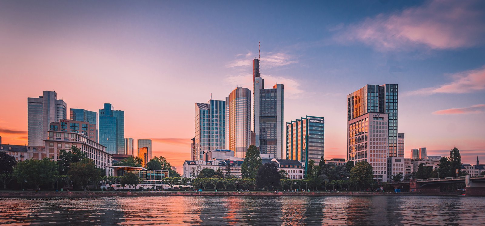 Frankfurter Skyline bei Nacht